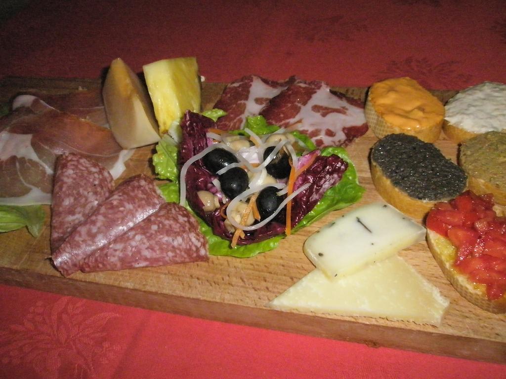 Albergo Ristorante Montecucco Da Tobia Sigillo Екстер'єр фото